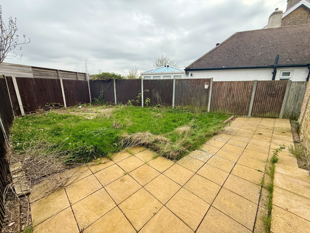 Lot: 131 - SPACIOUS THREE-BEDROOM SEMI IN GOOD LOCATION - Garden to rear